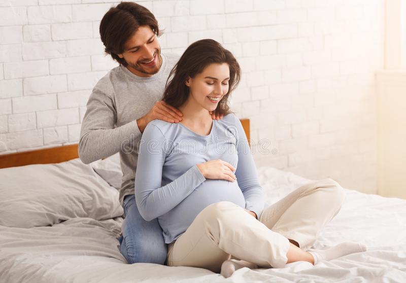 picture for the subheading "tips on how husbands can massage their pregnant wives at home"